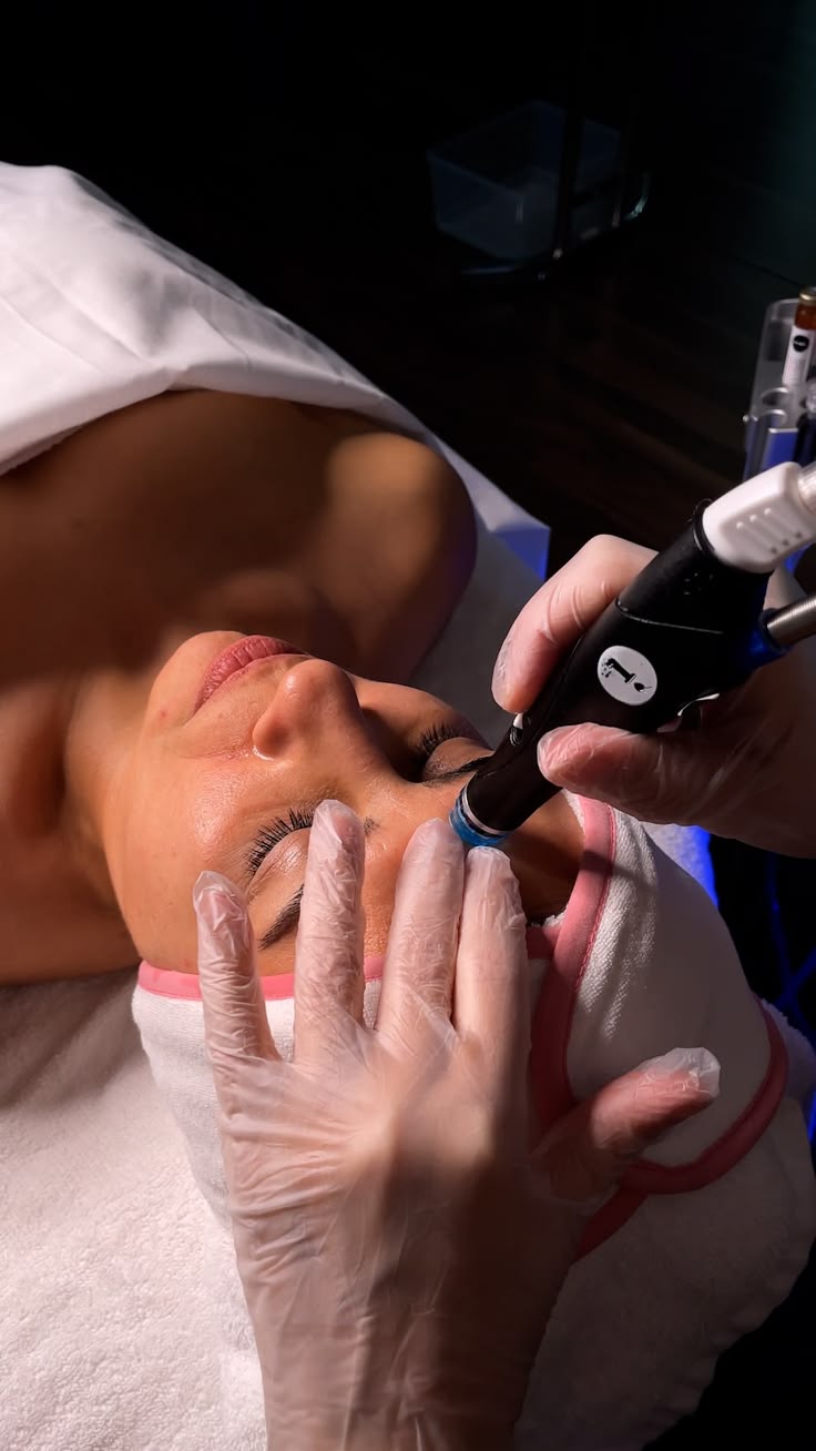 Stills 04_22 Est Hydrafacial Hydrojelli…